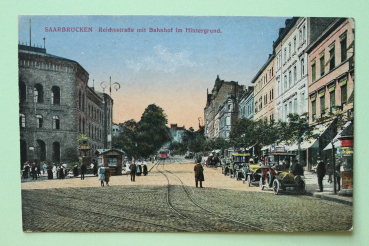 Ansichtskarte AK Saarbrücken 1910-1920 Reichsstraße Bahnhof Autos Straßenbahn Geschäfte Architektur Ortsansicht Saarland